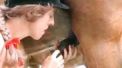 Blondie Gives Her Horse an Unforgettable Blowjob