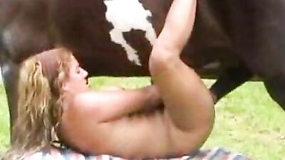 Unbelievable XXX Horse Sex Free Fucking Girl - A Must-See Experience