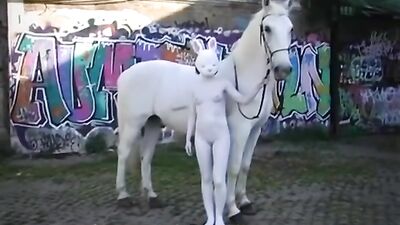horse riffing