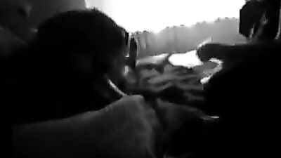 Frau masturbiert Hund