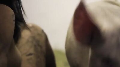 Piggys Passion: Horny Babe Slobbers Over Dirty Pig