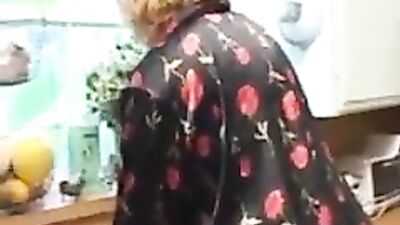 une mere tres profond avec sa fille au gode