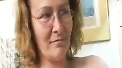 une mere tres profond avec sa fille au gode