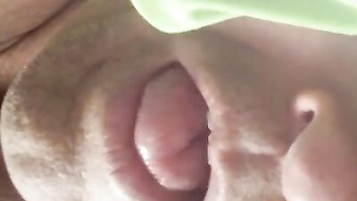 En boca cerrada noentran moscas. ¡En mi boca abierta se vuelven locas!