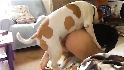 joven gay con perro