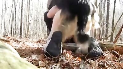 El perro me llena el culo de semen
