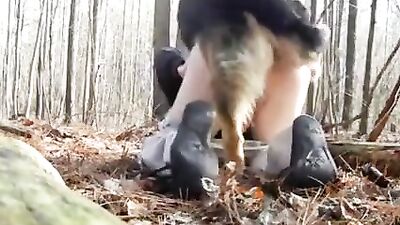 El perro me llena el culo de semen