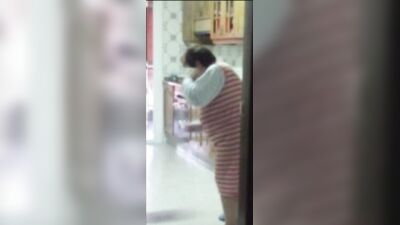 Su marido le compró un perro para que se la follara