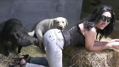 C 700 - Cavallo - Frida beve lo sperma di un cavallo.
