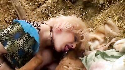2 dogs 1 girl: trying dog sex